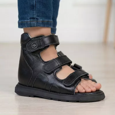 Sandália cano alto 3 velcros em couro preto - SD30