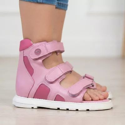 Sandália cano alto 3 velcros em couro rosa bebê e